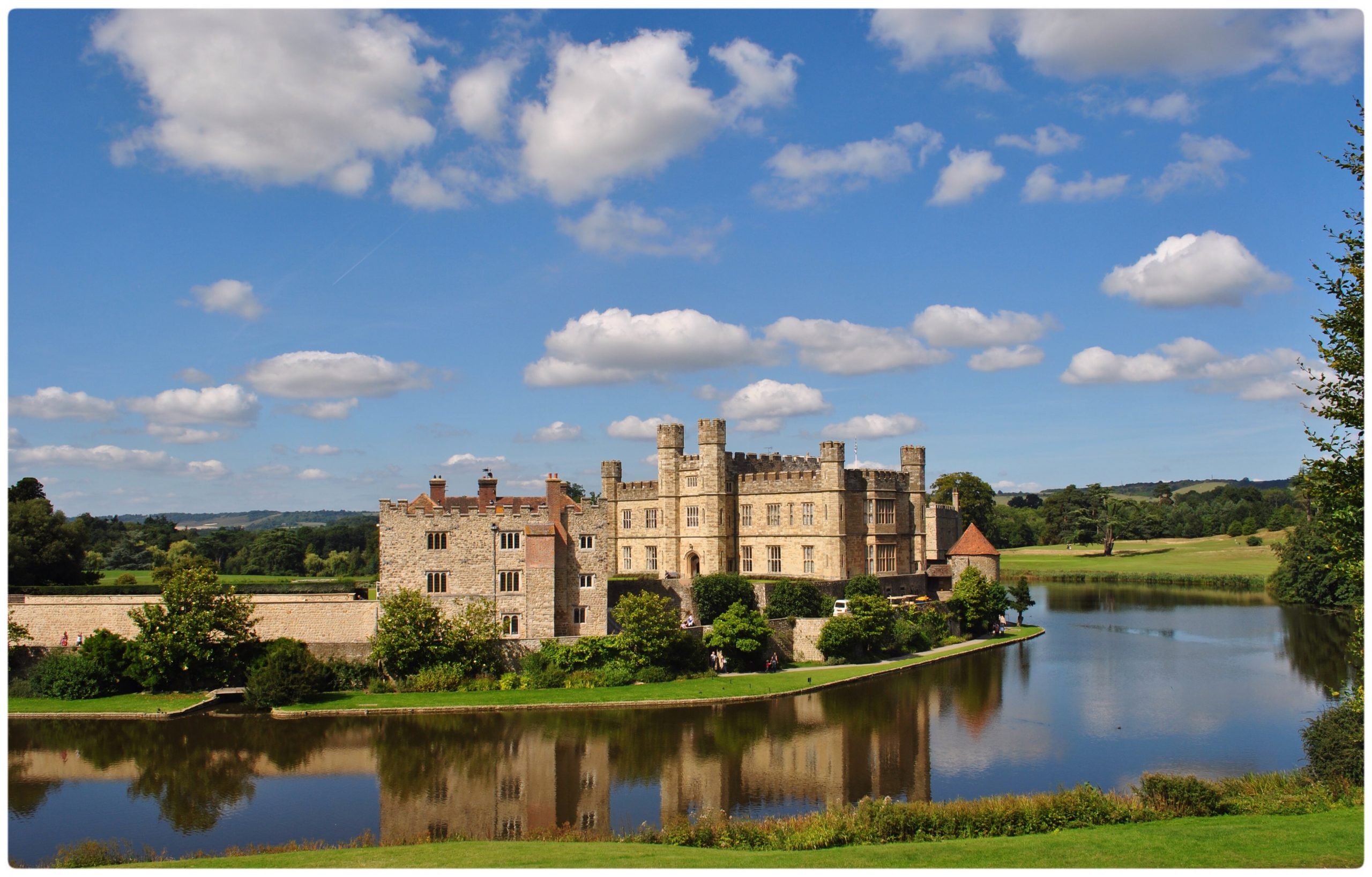 YOUR LUXURY CHAUFFEUR CAR SERVICE
Supplying luxury Mercedes cars and Mini-vans to any UK destination. Chauffeur driven tours