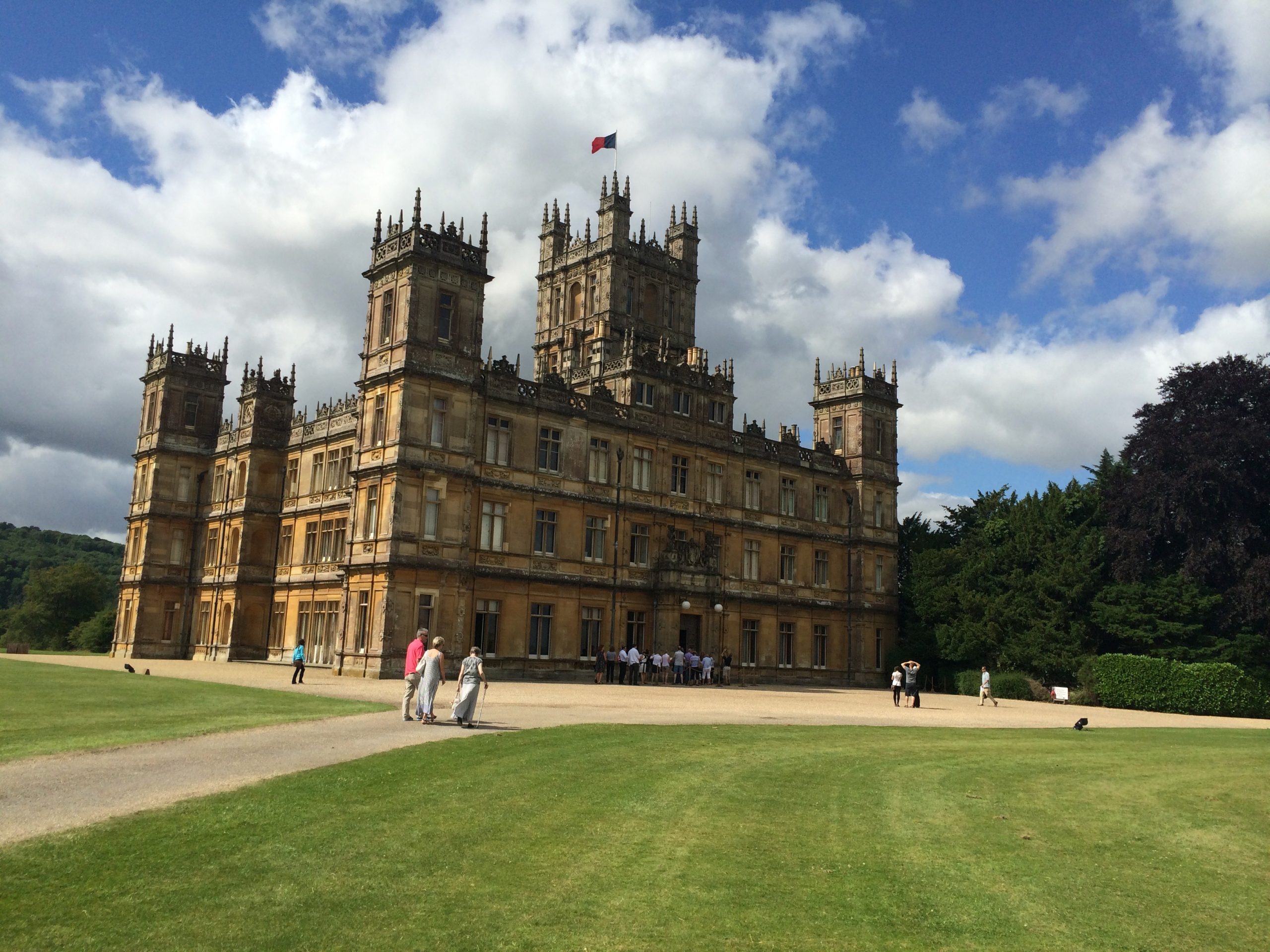 LUXURY CHAUFFEUR DRIVEN SERVICE
Supplying Luxury black car transportation
to Downton Abbey - Highclere castle. Chauffeur driven tours