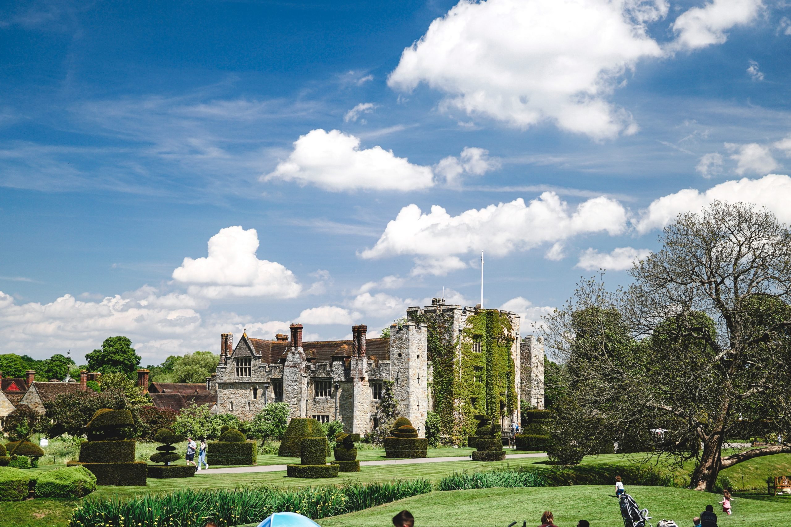 BOOK YOUR CHAUFFEUR DRIVEN SERVICE
Travel in style and comfort with our luxury fleet. Chauffeur driven tours