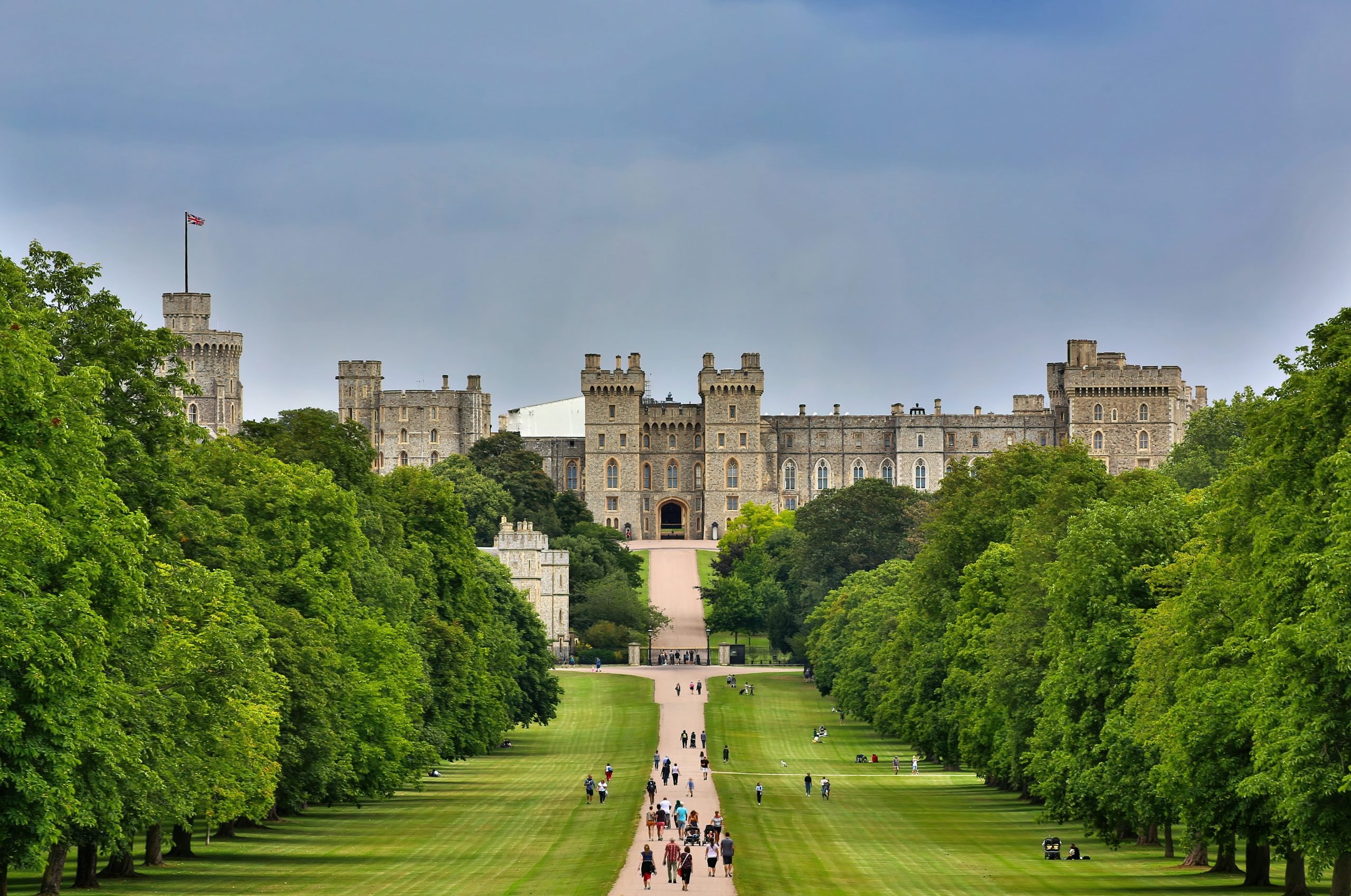 DID YOU KNOW - Windsor Castle is the oldest and largest occupied castle in the world. DAYS OUT